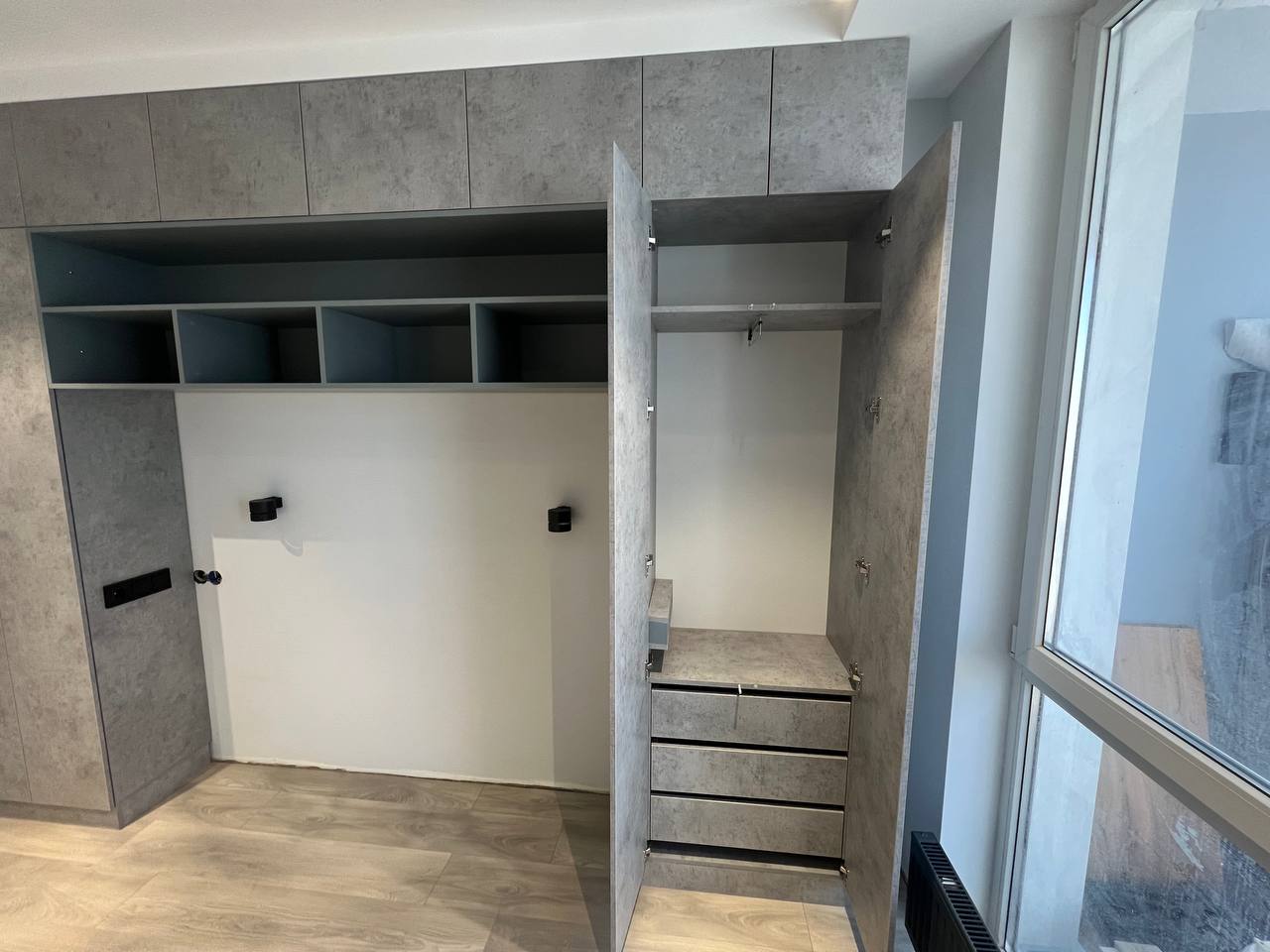 Шкаф встроенный под бетон